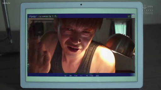 室内 · 平板电脑 · 俯视 · 大特写 · 黒いベスト · 激动 · 视频聊天 · 屏幕截图