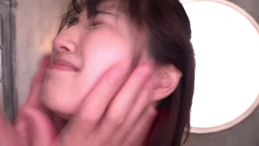 露乳 · 站立 · 中景 · 平静 · 摆拍 · 户外花园 · 草帽 · 蓝色挂脖裙