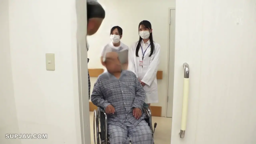 坐姿 · 医院 · 护士服 · 角色扮演 · 全景 · 自然 · 观察 · 轮椅