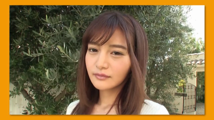 面部特写 · 白色上衣 · 注视镜头 · 户外园林 · 棕色长发 · 正面直视 · 恬静表情