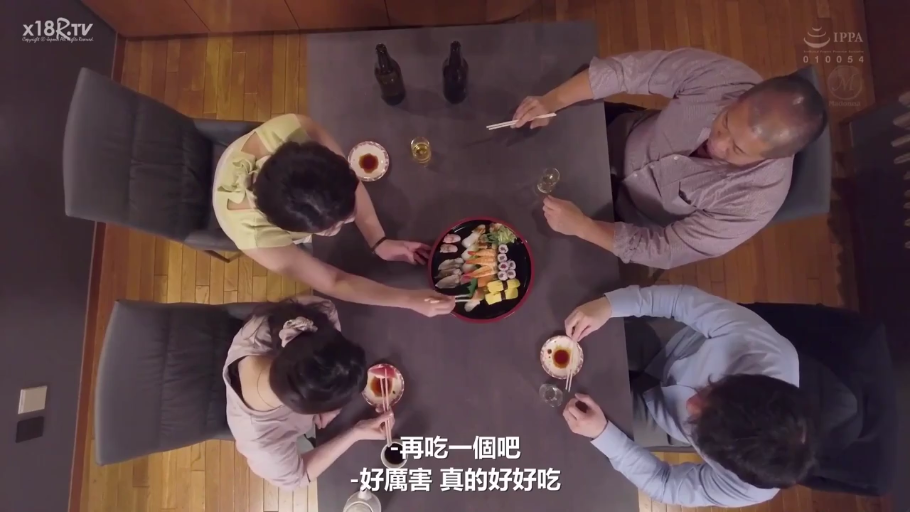 坐姿 · 劇情 · 休閒服飾 · 室内餐厅 · 聚餐进食 · 寿司拼盘 · 自然愉悦 · 俯瞰镜头