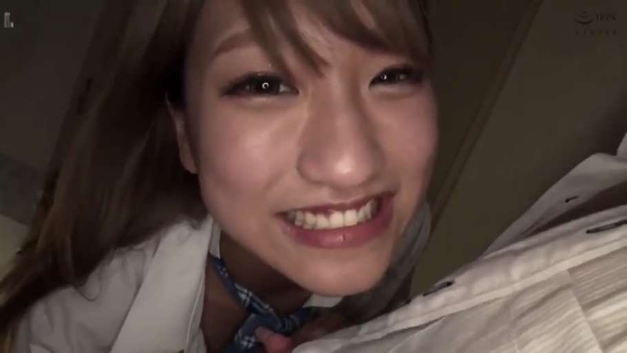 俯身 · 脸部特写 · 卧室 · 微笑 · 第一人称视角 · 制服 · 互动