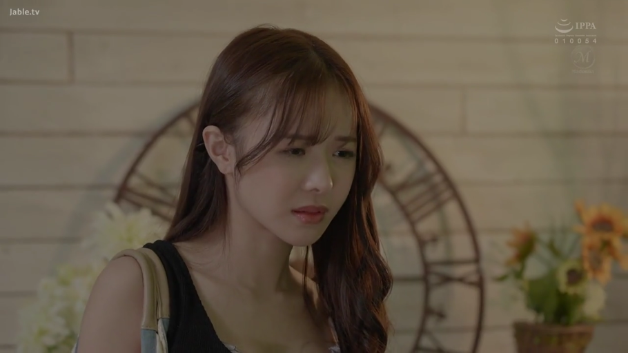 室内 · 忧郁 · 站姿 · 面部特写 · 凝视 · 熟女 · 黑色背心 · 挂钟