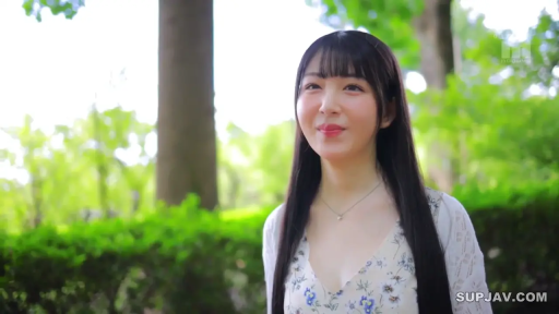 站立 · 微笑 · 半身特写 · 注视 · 户外公园 · 碎花低胸裙