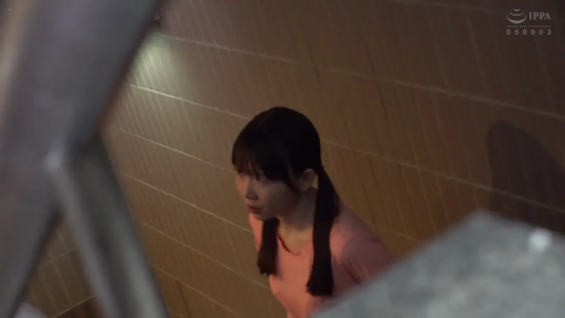 站姿 · 楼梯间 · 警觉 · 侧脸 · 俯拍视角 · 张望 · 粉色长袖上衣