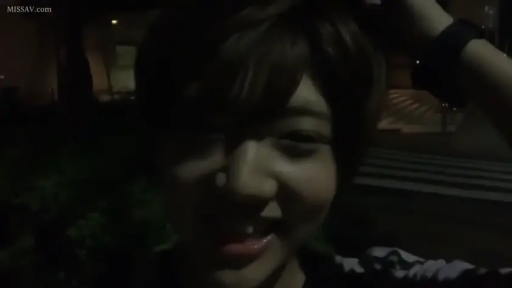 站立 · 顔のクローズアップ · 对视 · POV视角 · 屋外 · 笑容 · 深色上衣 · 手表