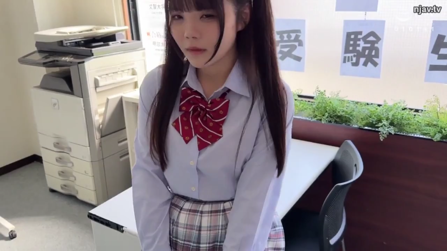 办公室 · 站立 · 半身 · 注視 · JK制服 · 双马尾 · コピー機 · 迷茫