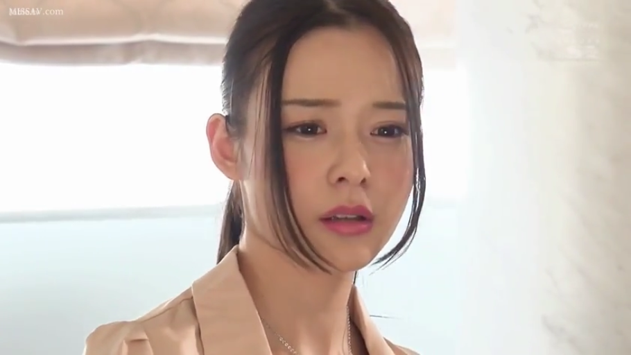 室内 · 委屈 · 面部特写 · 衬衫 · 注视 · 长发 · 正面