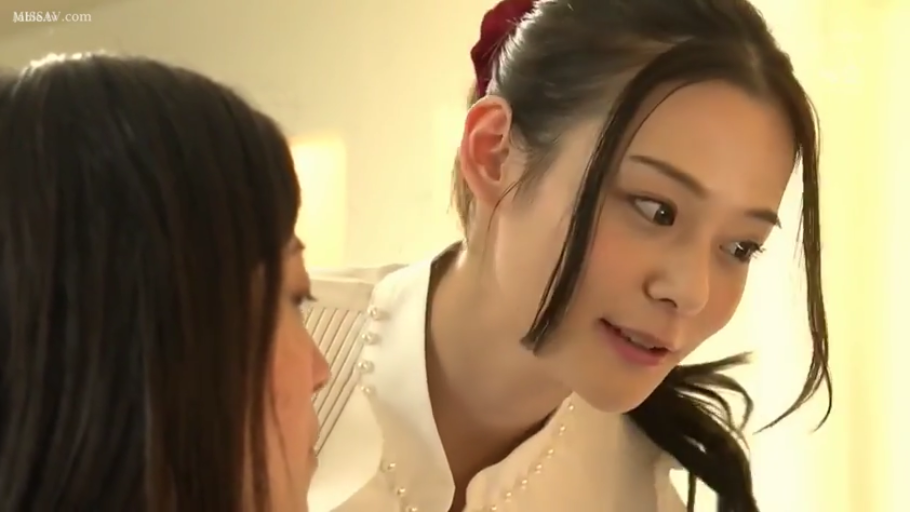 室内 · 俯身 · 脸部特写 · 微笑 · 白色衬衫 · 注视 · 两名女性