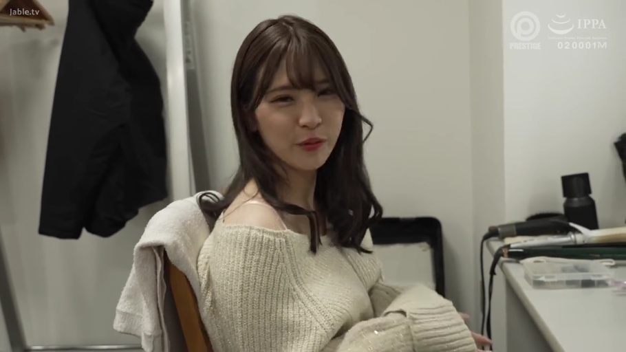 坐姿 · 针织衫 · 上半身 · 化妆间