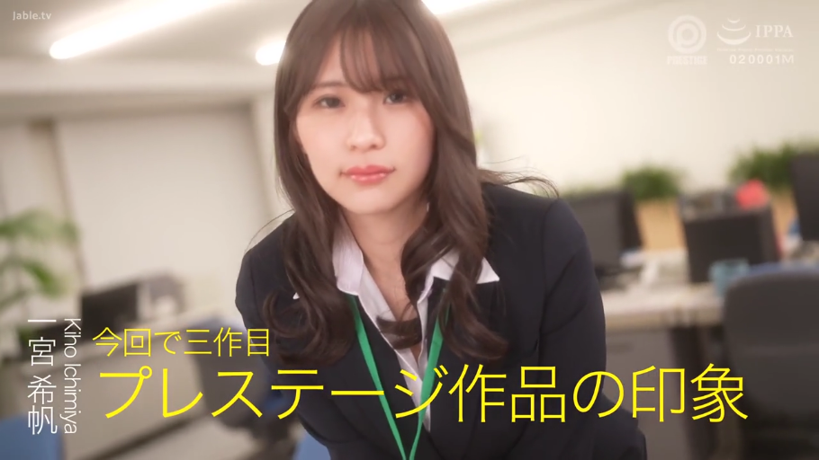 办公室 · 半身特写 · 身体前倾 · 职场套装