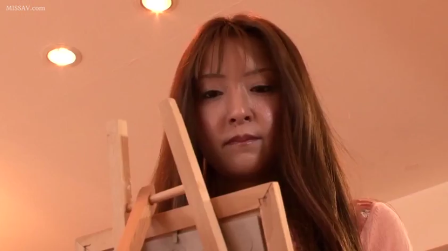 室内 · 严肃 · 手机屏幕 · 男性 · 智能手机 · 灰色连帽衫 · 手持姿势 · 展示录音