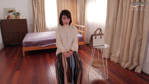 全身 · 平静 · 静坐 · 手提包 · 房间 · 短发 · 白色毛衣 · 端坐