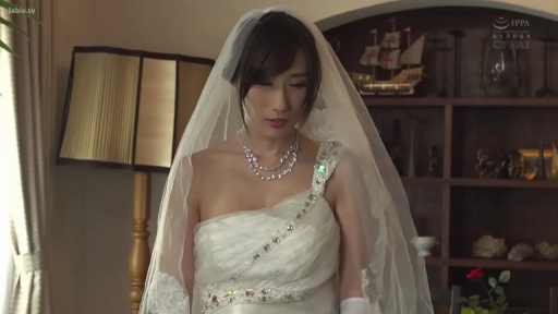 室内 · 憂鬱 · 中景 · 站姿 · 置物 · 静的 · ウェディングドレス · 优雅