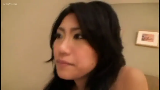 室内 · 面部 · 平静 · 凝视 · 侧坐 · 裸肩 · 画框