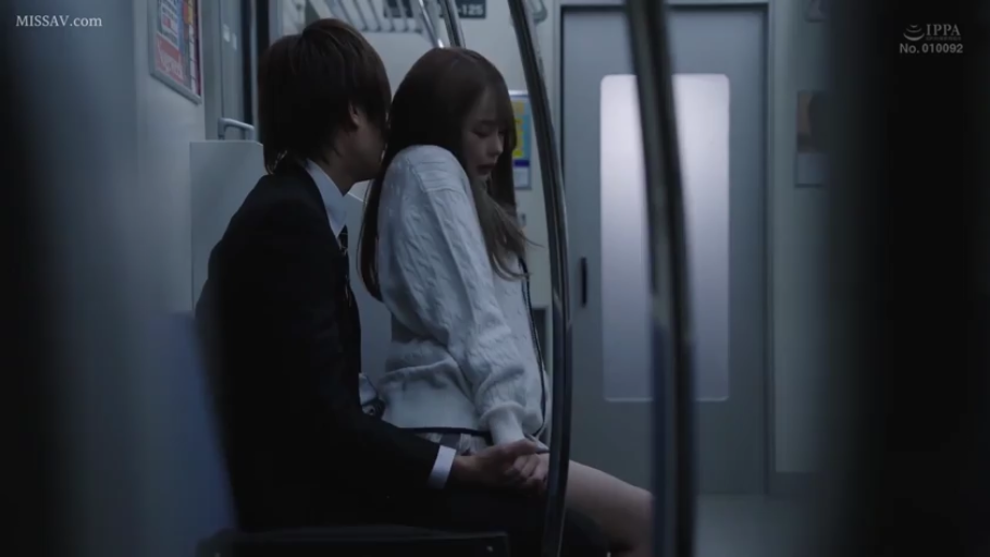 中景 · 扶手 · 猥亵 · 并排坐 · 痛苦 · 痴汉 · 电车内 · 白色针织衫