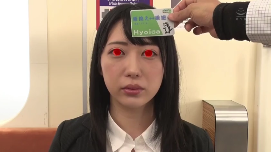 坐姿 · 面部特写 · 职业装 · 电车