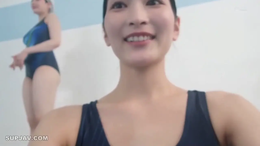 顔のクローズアップ · 对视 · 二人 · 青いワンピース水着 · 俯瞰撮影 · 大笑 · 室内场馆