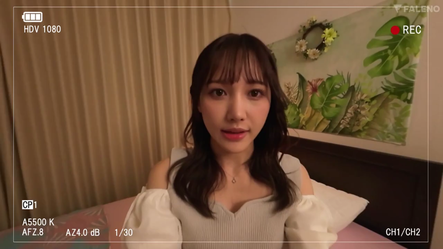 坐姿 · 卧室 · 面部特写 · POV视角 · 痛苦 · 白色吊带 · 录像UI · 被扯头发