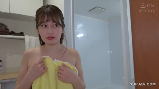 洗浴用品 · 浴室门口 · 全景中景 · 黄色浴巾 · 站立裹巾 · 交谈对峙 · 羞涩惊慌 · 生活剧情