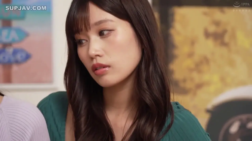 室内 · 忧郁 · 脸部特写 · 凝视 · 长发 · 侧头 · 墨绿色上衣