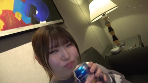 坐姿 · 第一人称视角 · 面部特写 · 饮酒 · 灰色毛衣 · 易拉罐 · 酒店客房 · 眯眼微笑