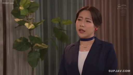 室内 · 交谈 · 严肃 · 站姿 · 盆栽 · 西装 · 亚洲女性 · 半身像