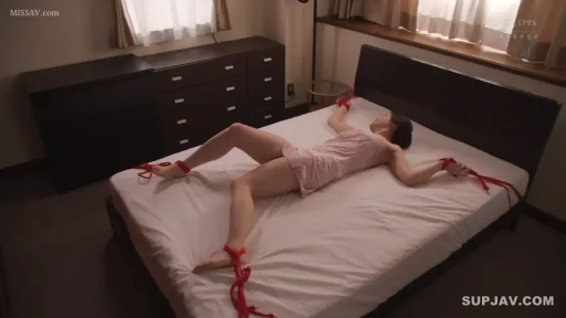 卧室 · 全景 · 被捆绑 · 粉色睡裙 · 大字型躺卧