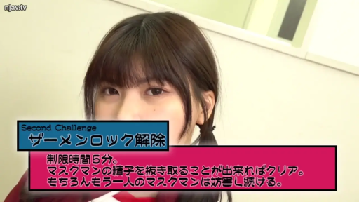 严肃 · 校服 · 教室 · 课桌 · 爬行 · 躲避