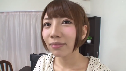 室内 · 脸部特写 · 微笑 · 注视镜头 · 短发 · 正面 · 波点上衣