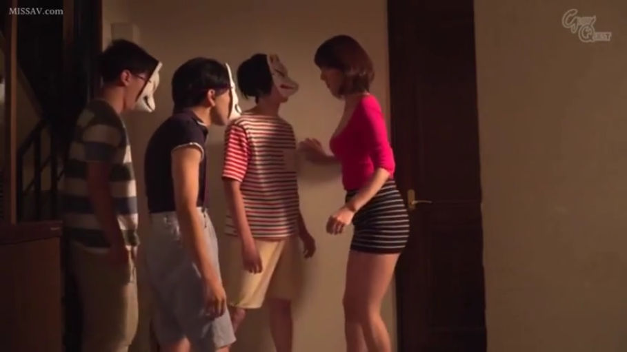 室内 · 站立 · 中景 · 多人 · 紧张 · 面具 · 围攻 · 玫红色低胸上衣与条纹短裙