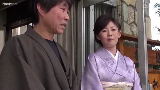 站立 · 中景 · 平静 · 交流 · 户外 · 和服 · 传统