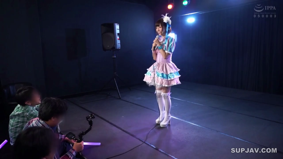 全身 · 站姿 · 微笑 · 麦克风 · 舞台 · 唱歌 · 现场录制 · 偶像装