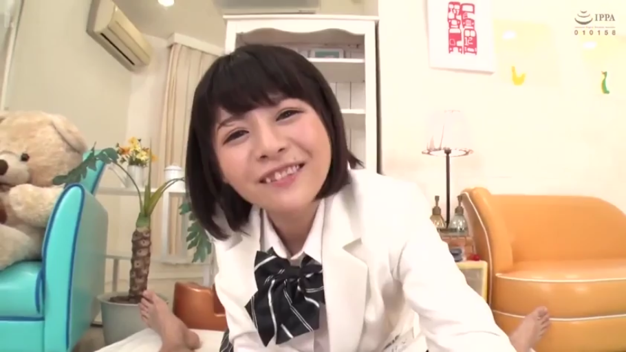 白色学生制服外套