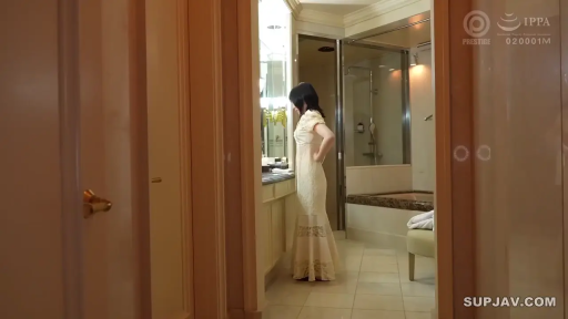 面部 · 卧室 · 台灯 · 注视 · 熟女 · 正面 · 围裙 · 疑惑