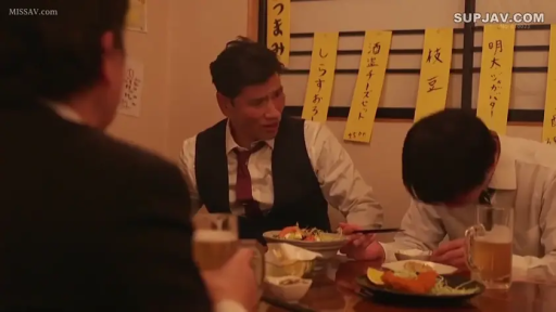 坐姿 · 严肃 · 酒杯 · 剧情 · 饮酒 · 居酒屋 · 职场装