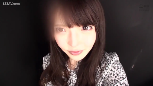 室内 · 俯身 · 微笑 · 面部特写 · 注视镜头 · 碎花上衣 · 黑背