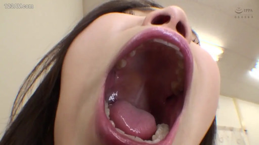 室內 · 仰头 · 嘴部特写