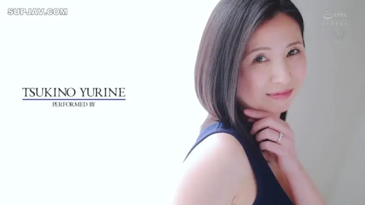 staged photo · Smile · Yes · Studio · Sleeveless top · Mature woman · 托腮 · 戒指