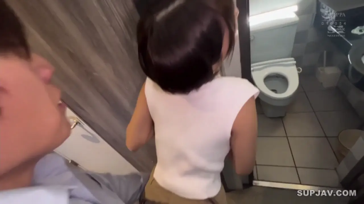 中景 · 白色无袖上衣 · 卫生间