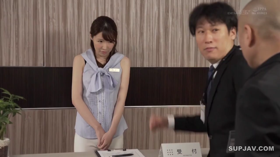 站立 · 全景 · 浅蓝色职业制服 · 职业扮演 · 写字板 · 办公区前台 · 职场剧情对话 · 委屈拘谨