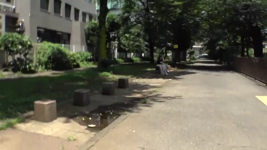 Sitting Posture · Horizon · 树木 · Blur · 白天 · 坐着 · 长裙 · 户外公园