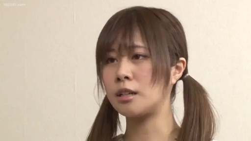 室内 · 坐姿 · 脸部特写 · 呆滞 · 凝视 · 双马尾 · 不详 · 发夹