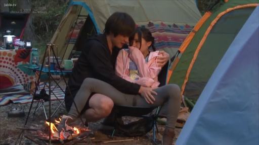 投入 · 全景 · 野外 · 抚摸私处 · 灰色紧身裤 · 抱坐 · 篝火 · 户外营地