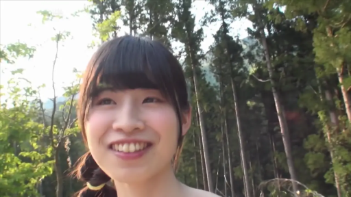 脸部 · 站立 · 微笑 · 快乐 · 裸肩 · 森林 · 户外自拍