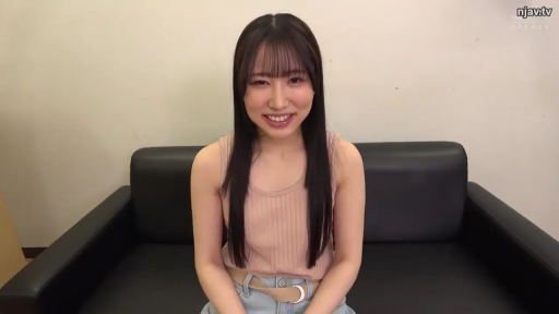 室内 · 坐姿 · 沙发 · 面对镜头 · 半身 · 粉色背心 · 笑容 · 长发