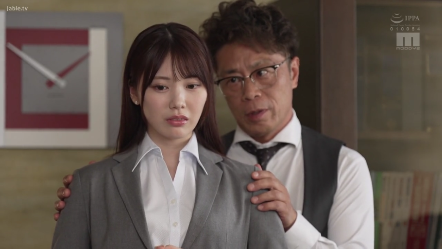 眼镜 · 办公室 · 站姿 · 职业装 · 上半身 · 职场 · 不安 · 搭肩