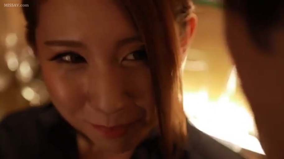 室内 · 顔部のクローズアップ · シャツ · 凝視 · 近距离对视