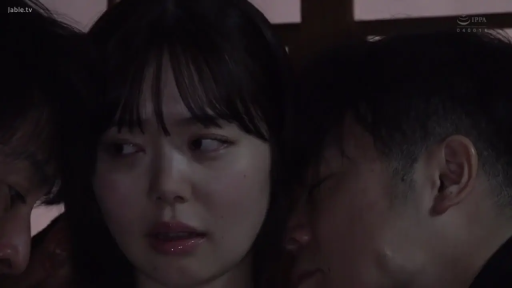 室内 · 面部特写 · 便服 · 多人 · 亲密接触 · 紧张 · 围拢