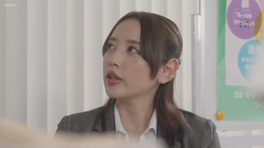 坐姿 · 职场讨论 · 专注 · 办公室 · 领带 · 近景特写 · 图表 · 职场场景